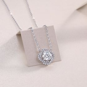 1Lucky Flower - A Fashionable And Luxurious Diamond Jewelry Pendant Set With 1-carat Moissanite S925 Sterling Silver And Platinum Plating Prohibi (Option: 1carat)
